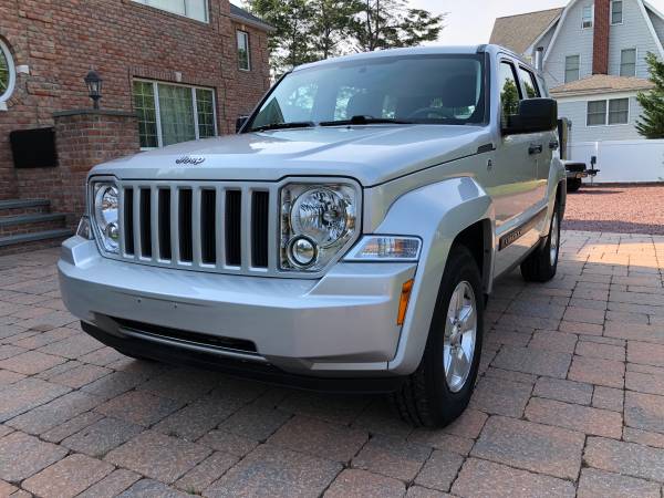 2011 Jeep Liberty 4x4 low miles for sale in West Islip, NY