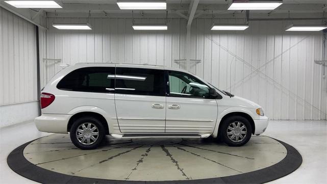 2004 Chrysler Town & Country Limited for sale in Paris , KY – photo 9