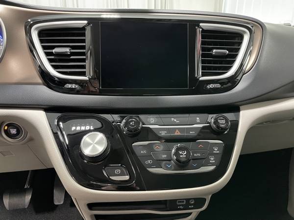 2017 CHRYSLER Pacifica Touring L Full Size MiniVAN Backup Camera for sale in Parma, NY – photo 15