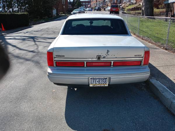 Lincoln town car for sale in HARRISBURG, PA – photo 2