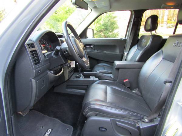 2012 Jeep Liberty Latitude 4x4 - Heated leather - local trade - cars for sale in New Glarus, WI – photo 10
