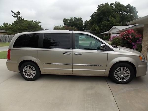 A beautiful 2012 Chrysler Town and Country Limited for only $9995! for sale in Ardmore, TX – photo 3