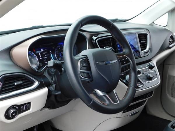 2017 Chrysler Pacifica Touring L Plus mini-van - BAD CREDIT OK! for sale in Southfield, MI – photo 10