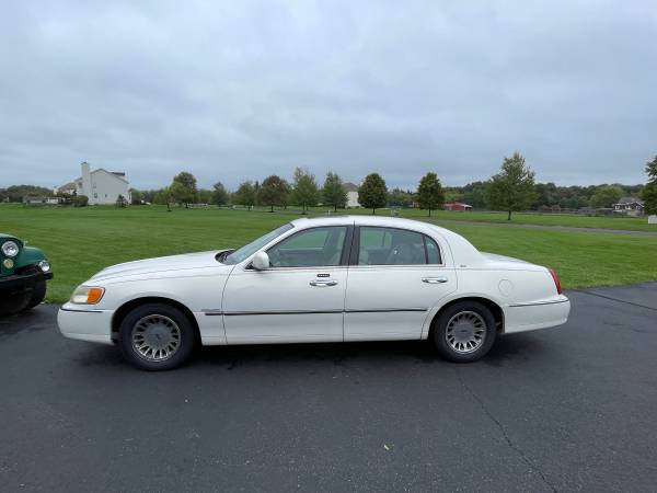 2002 Lincoln Town Car for sale for sale in Milford, NJ – photo 2