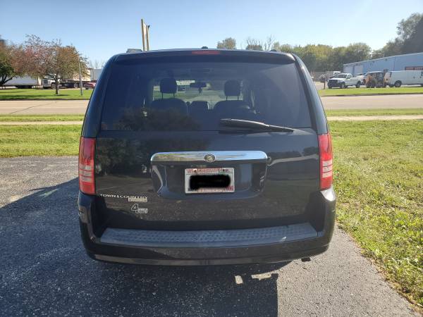2008 Chrysler Town & Country Signature Series for sale in Delavan, WI – photo 2