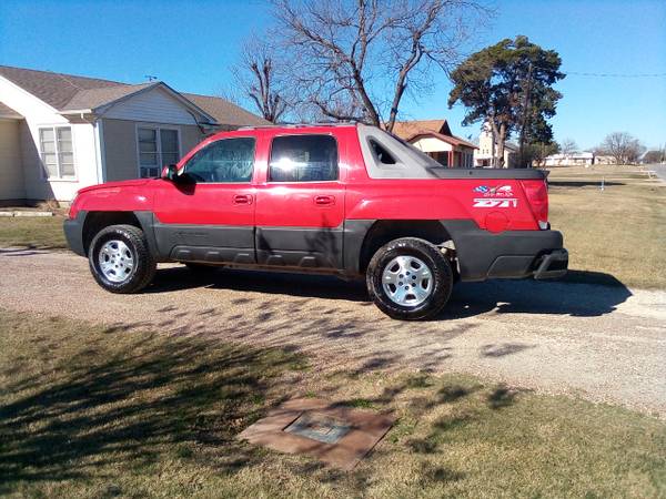 05 Chevrolet avalanche Z71 4x4! Runs excellent - - by for sale in West, TX