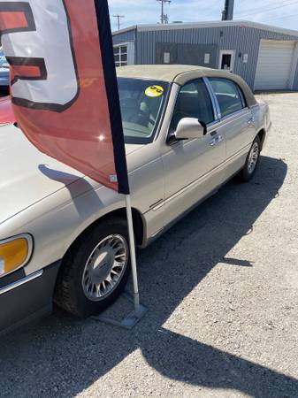 2001 Lincoln Town Car - cars & trucks - by dealer - vehicle... for sale in Champaign, IL – photo 3