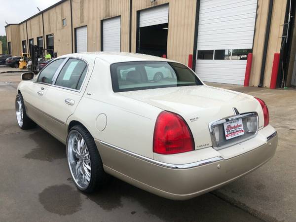 2004 *Lincoln* *Town Car* *4dr Sedan Ultimate* - cars & trucks - by... for sale in Hueytown, AL – photo 6