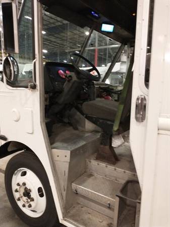 2005 Freightliner MT55 P1200 Fedex Delivery truck built by Utilimast for sale in Mishawaka, IN – photo 11