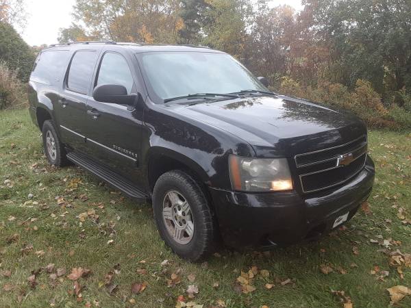 2007 Chevy Suburban LS 4x4 Nine Passenger SUV Chevrolet - cars & for sale in Neenah, WI – photo 2