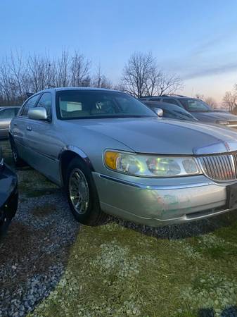 Low miles town car - cars & trucks - by owner - vehicle automotive... for sale in Columbus, OH