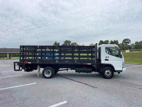 2005 Mitsubishi Fuso FE85D 16 stake body/lift gate/Turbo Diesel for sale in Robesonia, PA – photo 3