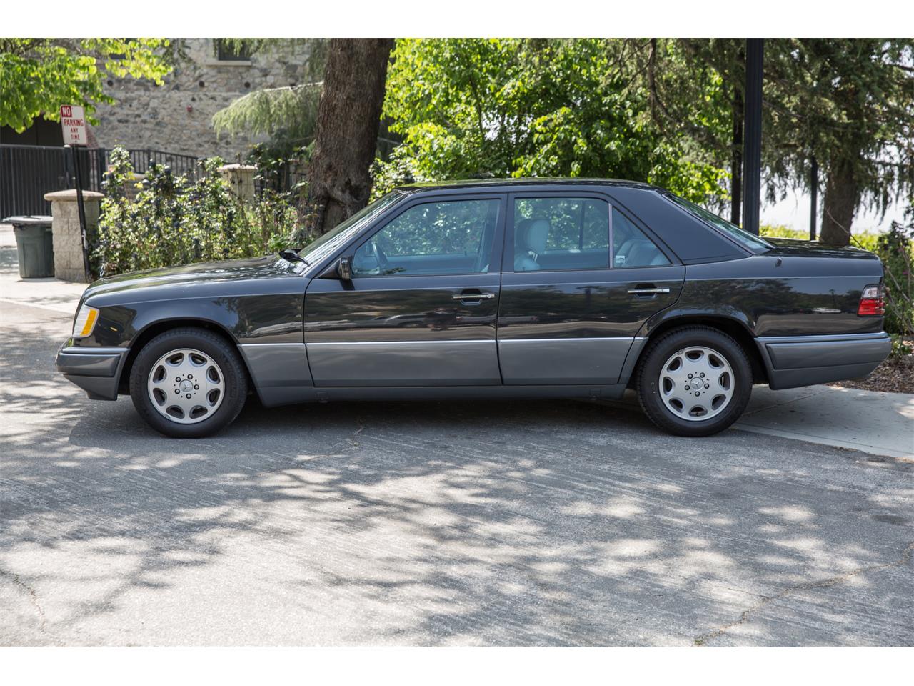 For Sale at Auction: 1994 Mercedes-Benz E320 for sale in Glendale, CA – photo 2