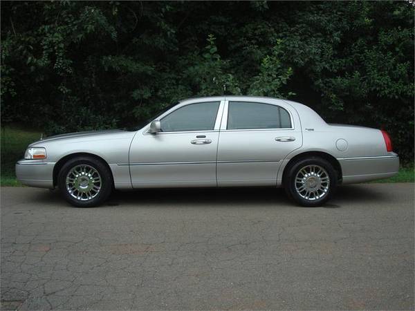 2006 Lincoln Town Car Signature Limited, Sunroof, Only 97k Miles!! for sale in Rock Hill, SC – photo 2