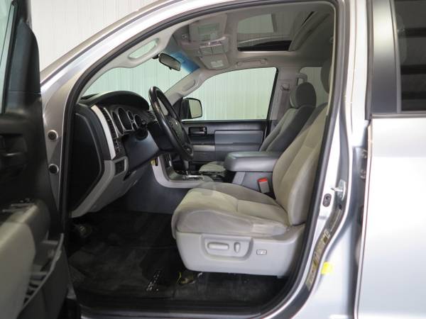 12 TOYOTA SEQUOIA SR5 4X4, 3RD SEAT !! MOONROOF !! REAR HEAT / A/C !! for sale in Portage, WI – photo 13