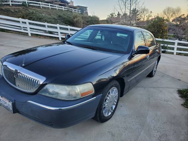 Absolutely Pristine LINCOLN TOWN CAR Signature Series Low for sale in El Cajon, CA – photo 2