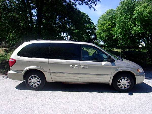 2005 Chrysler Town Country Limited for sale in High Point, NC – photo 2