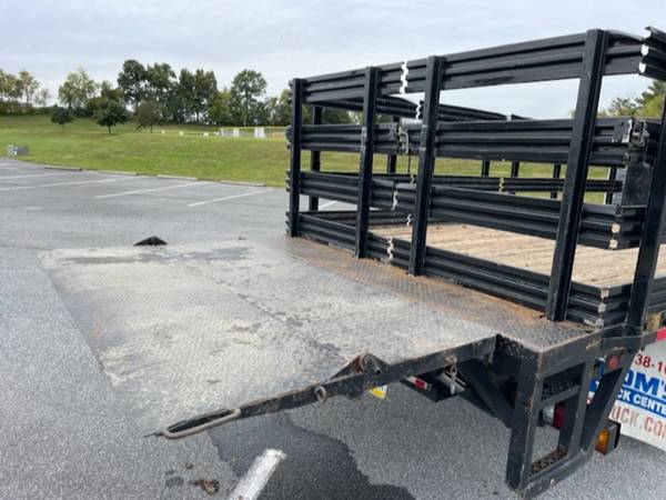 2005 Mitsubishi Fuso FE85D 16 stake body/lift gate/Turbo Diesel for sale in Robesonia, PA – photo 17