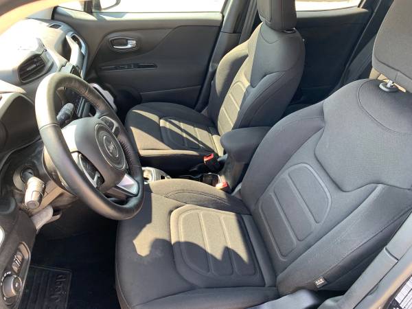 2018 Jeep Renegade latitude 4x4 only 2000 miles for sale in Chicago, IL – photo 11