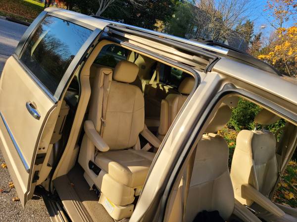 2009 Chrysler Town & Country Limited for sale in Bowie, District Of Columbia – photo 4