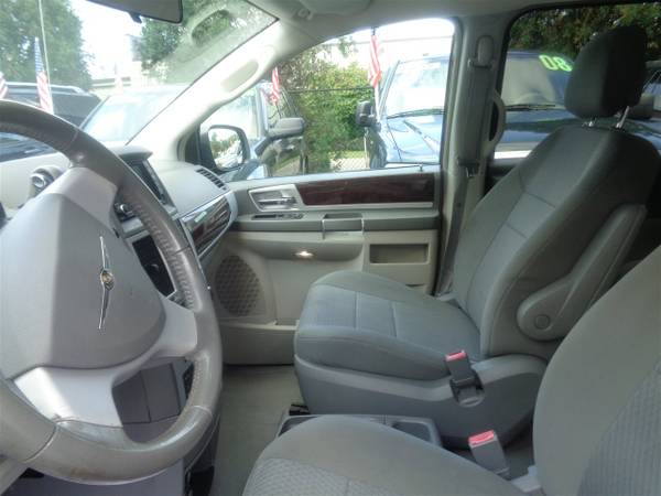 2010 Chrysler Town and Country Touring Edition for sale in Decatur, IL – photo 4