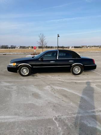 1998 lincoln Town Car Signiture for sale in Oconomowoc, WI – photo 2