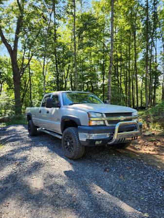 2004 chevy duramax 8ft bed 4 4 for sale in Asheville, NC