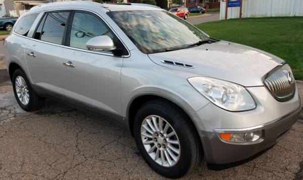 2010 Buick Enclave CXL FWD 3rd Row 7 Passenger Leather Silver SUV for sale in Coraopolis, PA