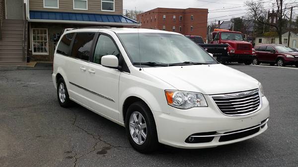 2013 Chrysler Town & Country - Nice - - by dealer for sale in Hummelstown, PA – photo 3