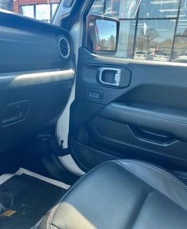 2020 Jeep Gladiator Overland - - by dealer - vehicle for sale in Grayslake, IL – photo 17