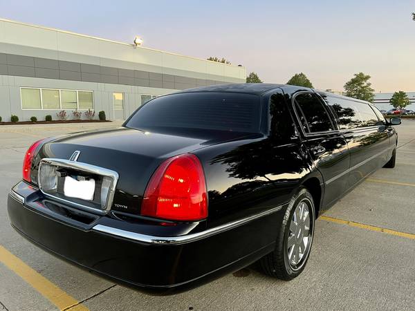 2006 LINCOLN TOWN CAR LIMOUSINE - Only 67k Original Miles! for sale in Naperville, IL – photo 3