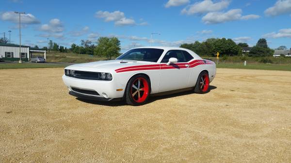2013 Dodge Challenger R/T *Hemi*6 speed*Custom Wheels*Lowered*Exhaust* for sale in Freeport, IL – photo 7