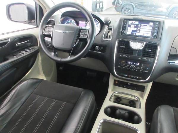 2016 CHRYSLER TOWN & COUNTRY - - by dealer - vehicle for sale in Green Bay, WI – photo 5