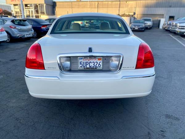 2006 Lincoln Town Car Signature 4dr Sedan Off Whit - cars & for sale in Sacramento , CA – photo 9