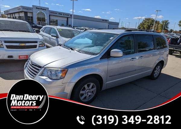 Used 2010 Chrysler Town & Country FWD 4D Passenger Van/Minivan/V for sale in Waterloo, IA