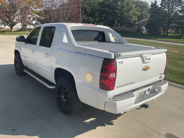 White 2007 Chevy Avalanche LT/3 4x4 Truck (59, 000 Miles) - cars & for sale in Dallas Center, IA – photo 19