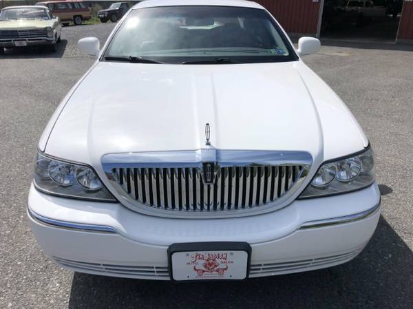 2009 Lincoln Town Car 4dr Sedan Signature Limited - cars & for sale in Johnstown , PA – photo 8