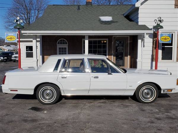 1989 Lincoln Town Car - - by dealer - vehicle for sale in De Pere, WI – photo 2