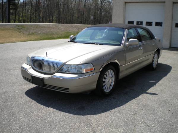 Lincoln Town Car Signature Luxury Sedan 97K miles 1 Year Warranty for sale in Hampstead, NH