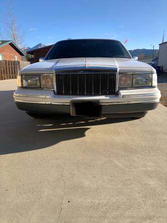 1994 Lincoln town Car Signature Series - cars & trucks - by owner -... for sale in LIVINGSTON, MT – photo 3
