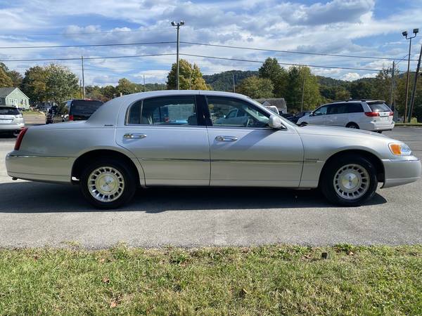 1999 Lincoln Town Car Executive - - by dealer for sale in Bristol, TN – photo 4
