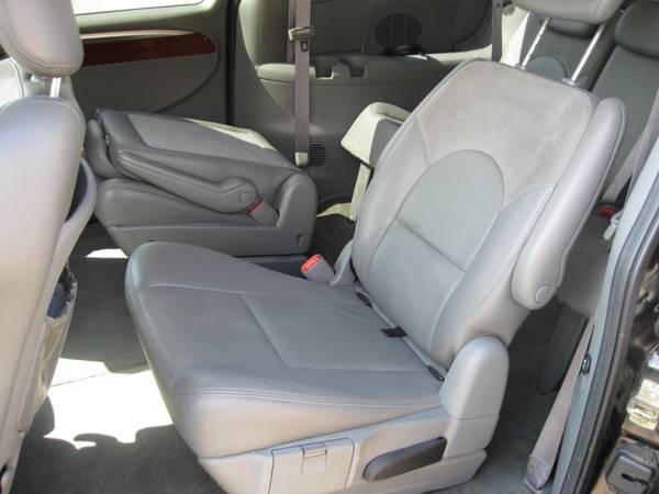 2007 Chrysler Town & Country Limited for sale in Wyoming , MI – photo 12