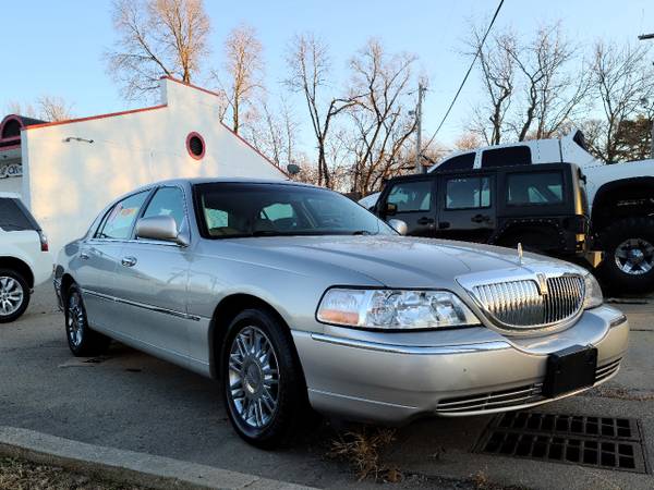 2007 Lincoln Town Car Signature Limited - - by dealer for sale in Overland Park, MO – photo 2