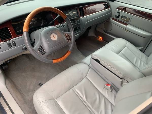 2004 LINCOLN TOWN CAR ULTIMATE - - by dealer for sale in West Haven, CT – photo 2