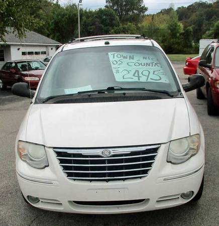 2005 Chrysler Town & Country Limited white for sale in Louisville, KY – photo 8