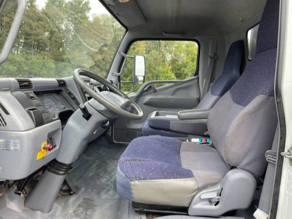 2005 Mitsubishi Fuso FE85D 16 stake body/lift gate/Turbo Diesel for sale in Robesonia, PA – photo 7