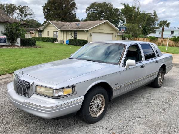 1995 Lincoln Town Car - cars & trucks - by owner - vehicle... for sale in Vero Beach, FL – photo 2