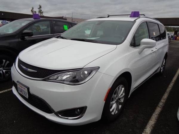 2018 Chrysler Pacifica Touring L Passenger Van for sale in Milwaukie, OR – photo 2