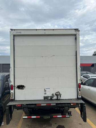 Used 24ft box truck with liftgate for sale in Grand Prairie, TX – photo 4