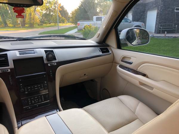 2007 Cadillac Escalade Luxury Edition*DVD*NEW TIRES*NAVIGATION*CarFax* for sale in Minneapolis, MN – photo 13